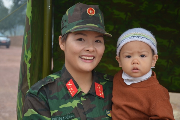 Niềm vui của Trung úy QNCN Dương Thị Thuyết Nhung, thành viên đội tuyển bắn súng Quân khu được gặp con gái sau giờ luyện tập trên thao trường.